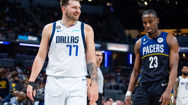 2023-03-28T015005Z_734632388_MT1USATODAY20331732_RTRMADP_3_NBA-DALLAS-MAVERICKS-AT-INDIANA-PACERS-scaled
